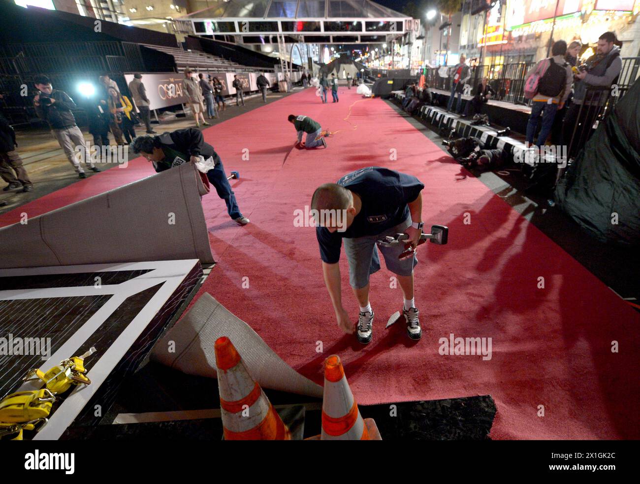 Los Angeles - Preparation works for the 85th Academy Awards ceremony. The prestigious Oscars award ceremony which honors the best in cinema takes place on 24 February 2013. PICTURE: 21st February 2013 -   Workers are rolling out the red carpet in front of the Dolby Theatre in Hollywood - 20130221 PD0655 - Rechteinfo: Rights Managed (RM) Stock Photo