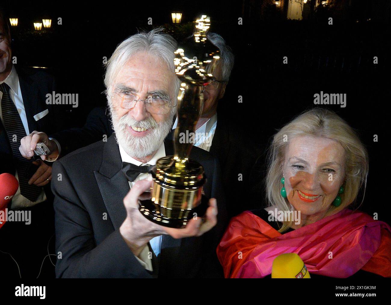 Austrian director Michael Haneke received an Oscar for Best Foreign Language Film of the Year for 'Amour' during the 85th Academy Awards at the Dolby Theatre in Hollywood, California, USA, 24 February 2013.    PICTURE: Michael Haneke and his wife Susanne. - 20130225 PD0263 - Rechteinfo: Rights Managed (RM) Stock Photo