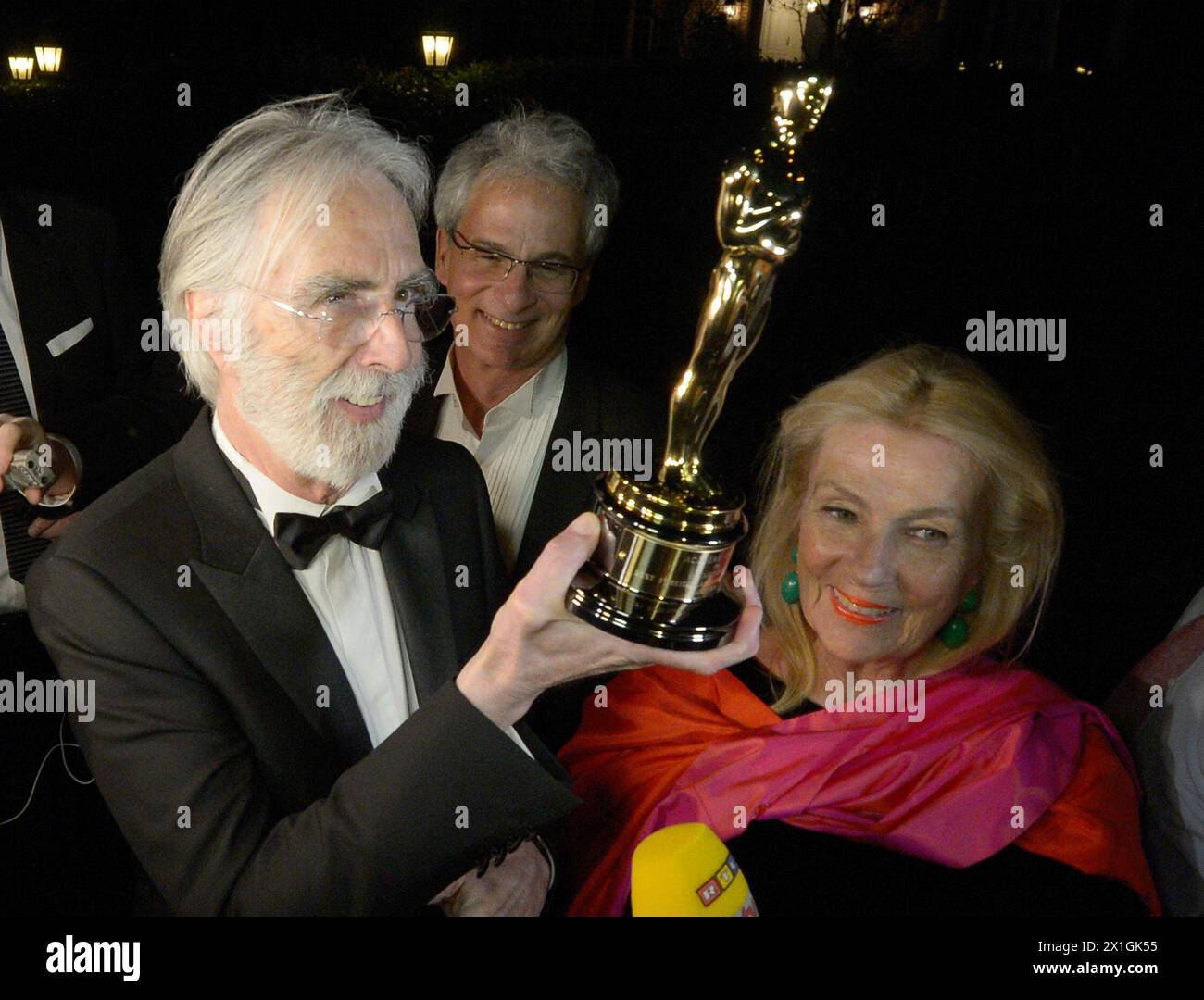 Austrian director Michael Haneke received an Oscar for Best Foreign Language Film of the Year for 'Amour' during the 85th Academy Awards at the Dolby Theatre in Hollywood, California, USA, 24 February 2013.    PICTURE: Michael Haneke and his wife Susanne. - 20130225 PD0288 - Rechteinfo: Rights Managed (RM) Stock Photo