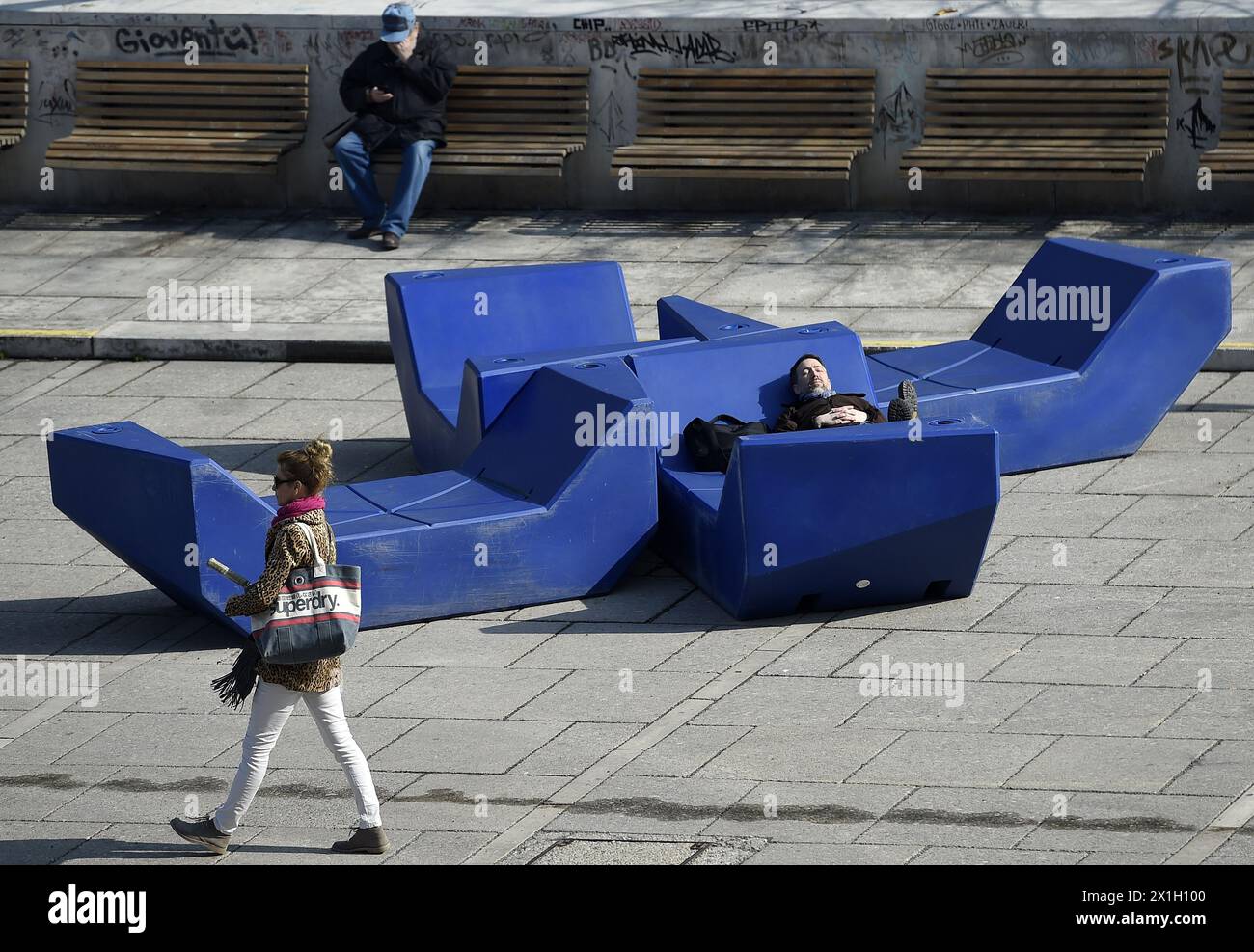 Feature on the topic Spring/warm weather in Vienna, picture taken on 24th March 2015.  PICTURE: man sitting on a blue enzi in the sun at MQ Museumquartier Vienna. - 20150324 PD1444 - Rechteinfo: Rights Managed (RM) Stock Photo