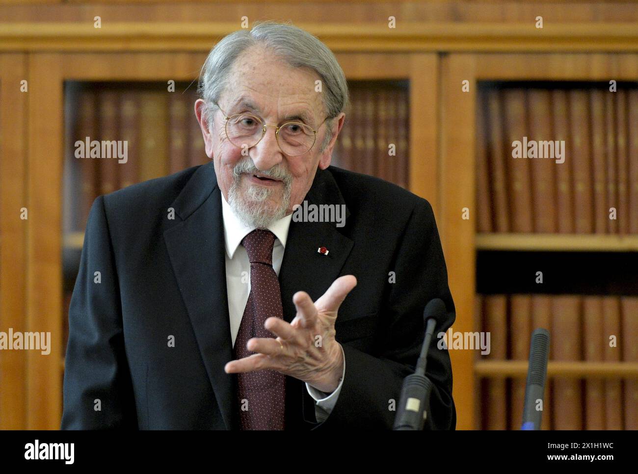 Vienna - Martin Karplus recieves The Austrian Decoration for Science and Art on 8th MAy 2015. Martin Karplus is an Austrian-born American theoretical chemist. He is the Theodore William Richards Professor of Chemistry, emeritus at Harvard University. He is also Director of the Biophysical Chemistry Laboratory, a joint laboratory between the French National Center for Scientific Research and the University of Strasbourg, France. Karplus received the 2013 Nobel Prize in Chemistry. PICTURE:    Martin Karplus - 20150508 PD4292 - Rechteinfo: Rights Managed (RM) Stock Photo