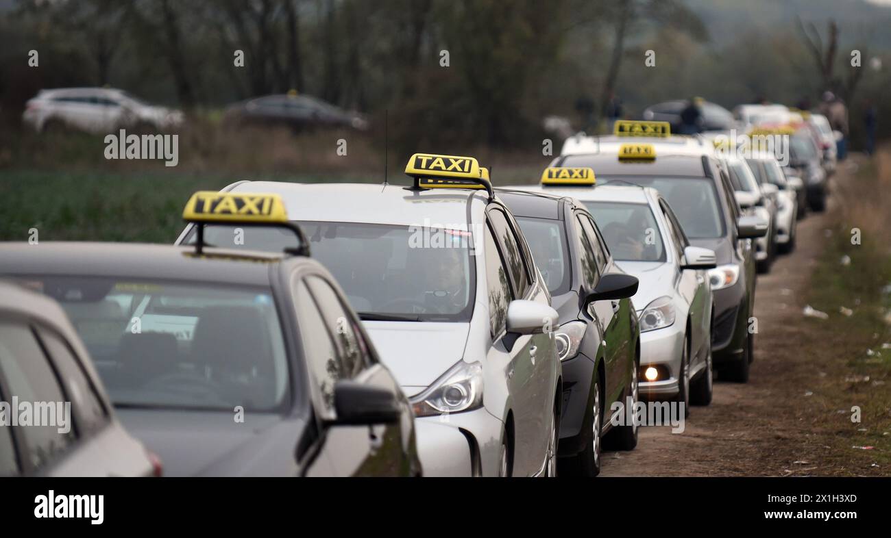 Nickelsdorf  - Near former border station (Austrian Hungarian border) taxis are waiting for refugees on 13th October 2015. PICTURE: cabs - 20151013 PD3393 - Rechteinfo: Rights Managed (RM) Stock Photo