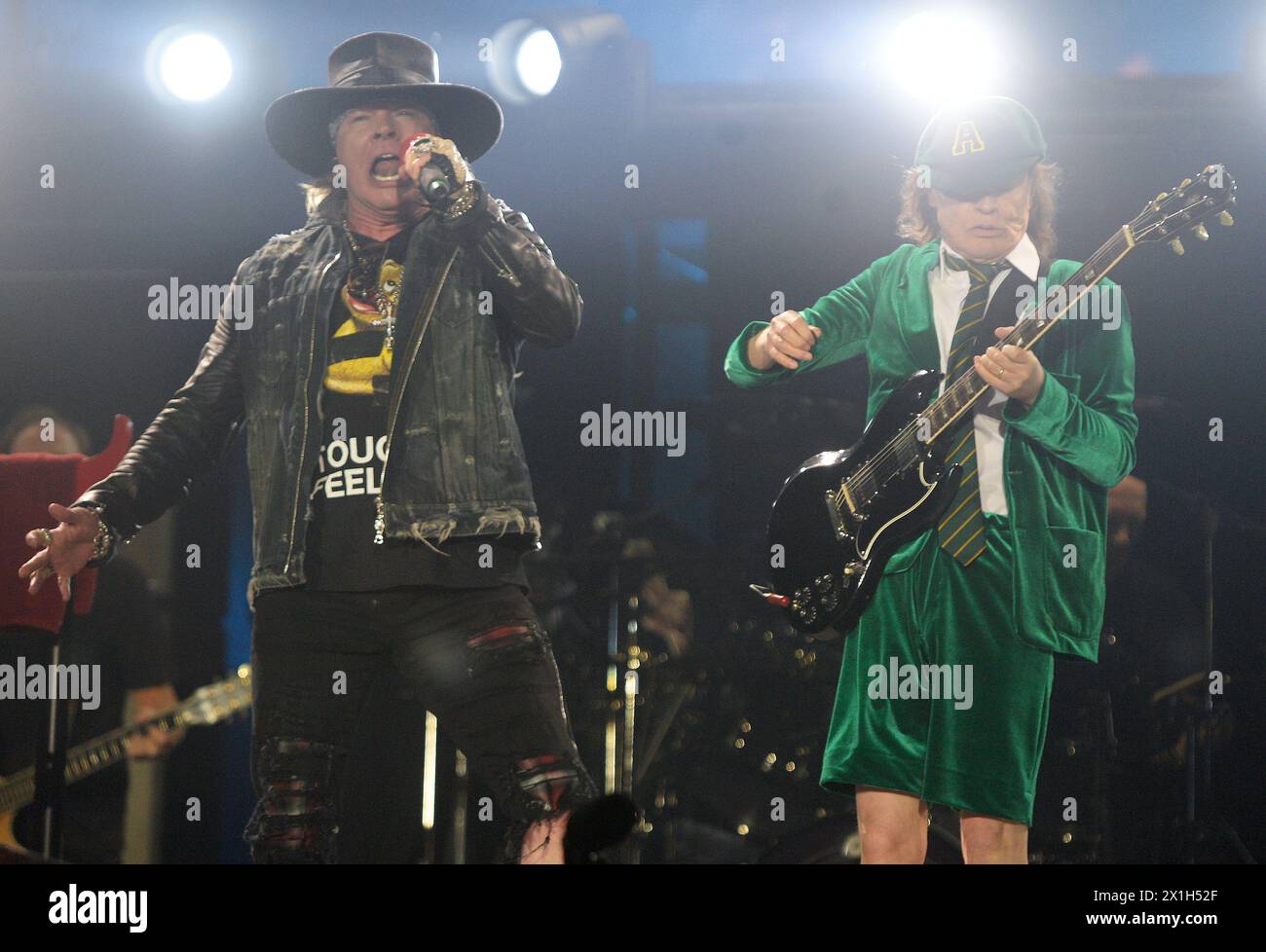 AC/DC live in concert at Ernst Happel Stadion in Vienna, Austria, on 19 th May 2016. PICTURE:   Singer Axl Rose and guitarist  Angus Young - 20160519 PD11598 - Rechteinfo: Rights Managed (RM) Stock Photo