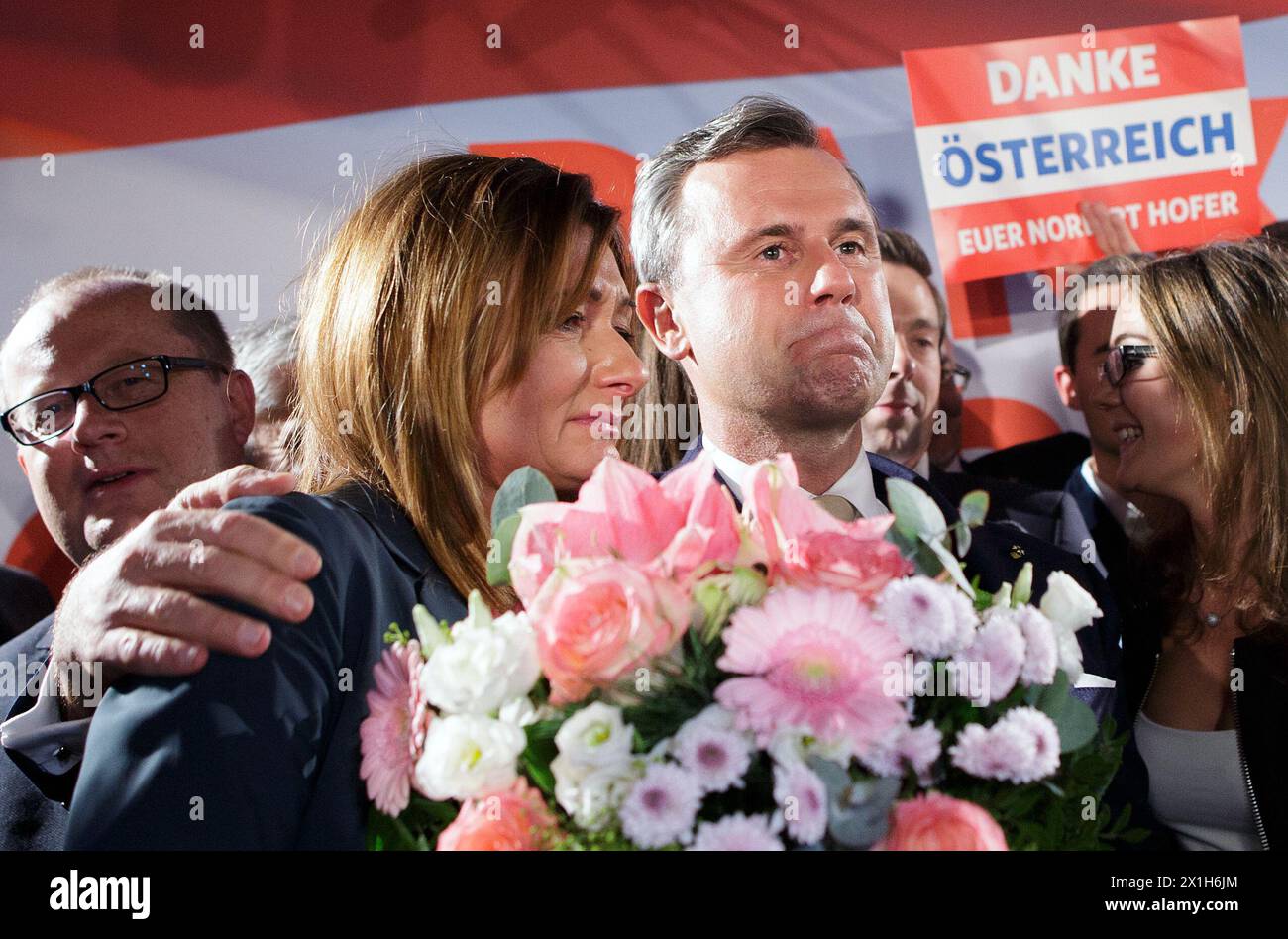 Austrian far-right candidate Norbert Hofer receives flowers next to his wife Verena (L) at an election event after Austria's Presidential elections in Vienna on December 4, 2016 Austrian far-right candidate Norbert Hofer on Sunday congratulated his opponent in presidential elections after projections indicated that he had lost. - 20161204 PD6946 - Rechteinfo: Rights Managed (RM) Stock Photo