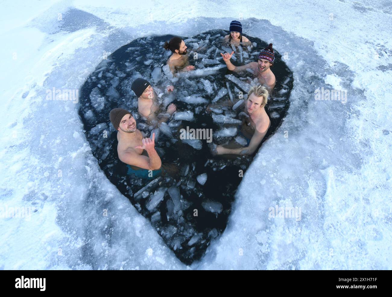 Winter swimming fans swim in Windradlteich in Guntramsdorf, Austria, on 10 th January 2017. - 20170110 PD13858 - Rechteinfo: Rights Managed (RM) Stock Photo