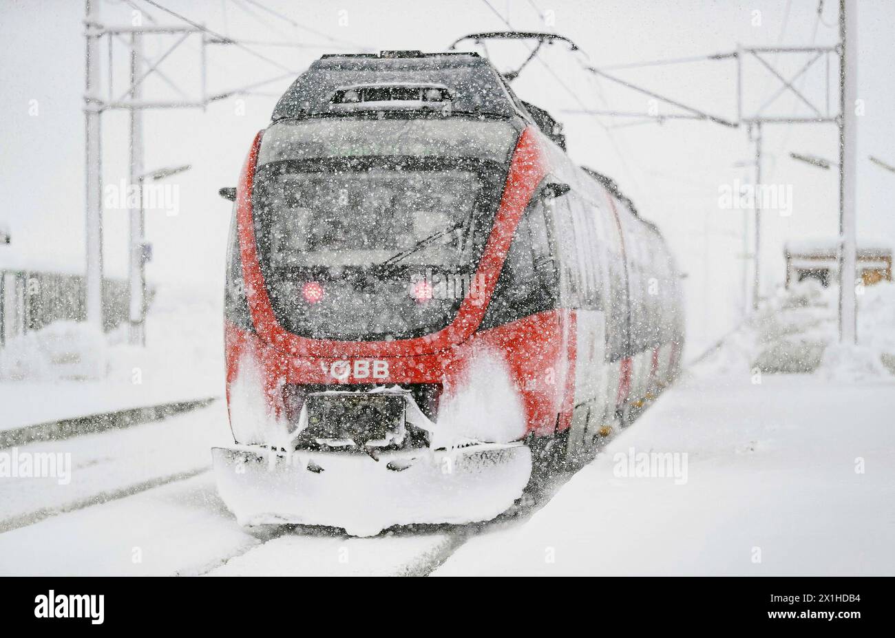 ABD0099 20190109 - SAALFELDEN - ÖSTERREICH: ++ THEMENBILD ++ Ein Zug der ÖBB im starkem Schneefall am Mittwoch, 09. Jänner 2019, in Saalfelden. In weiten Teilen Österreichs sind in den letzten Tagen erhebliche Mengen an Schnee gefallen. - FOTO: APA/EXPA/JFK - 20190109 PD5068 - Rechteinfo: Rights Managed (RM) Stock Photo