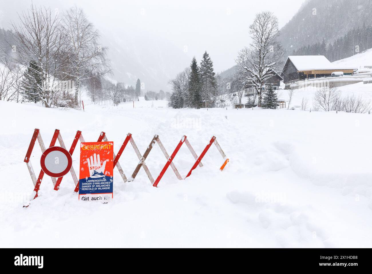 Austria - Weather - Heavy snowfall hit Austria in January 2019 leading to blocked roads, closing sking resorts and heightend risk of avalanches. In the picture: blocked road due to high risks of avalanches in Obertal near Schladming on 6 January 2019. - 20190106 PD2571 - Rechteinfo: Rights Managed (RM) Stock Photo