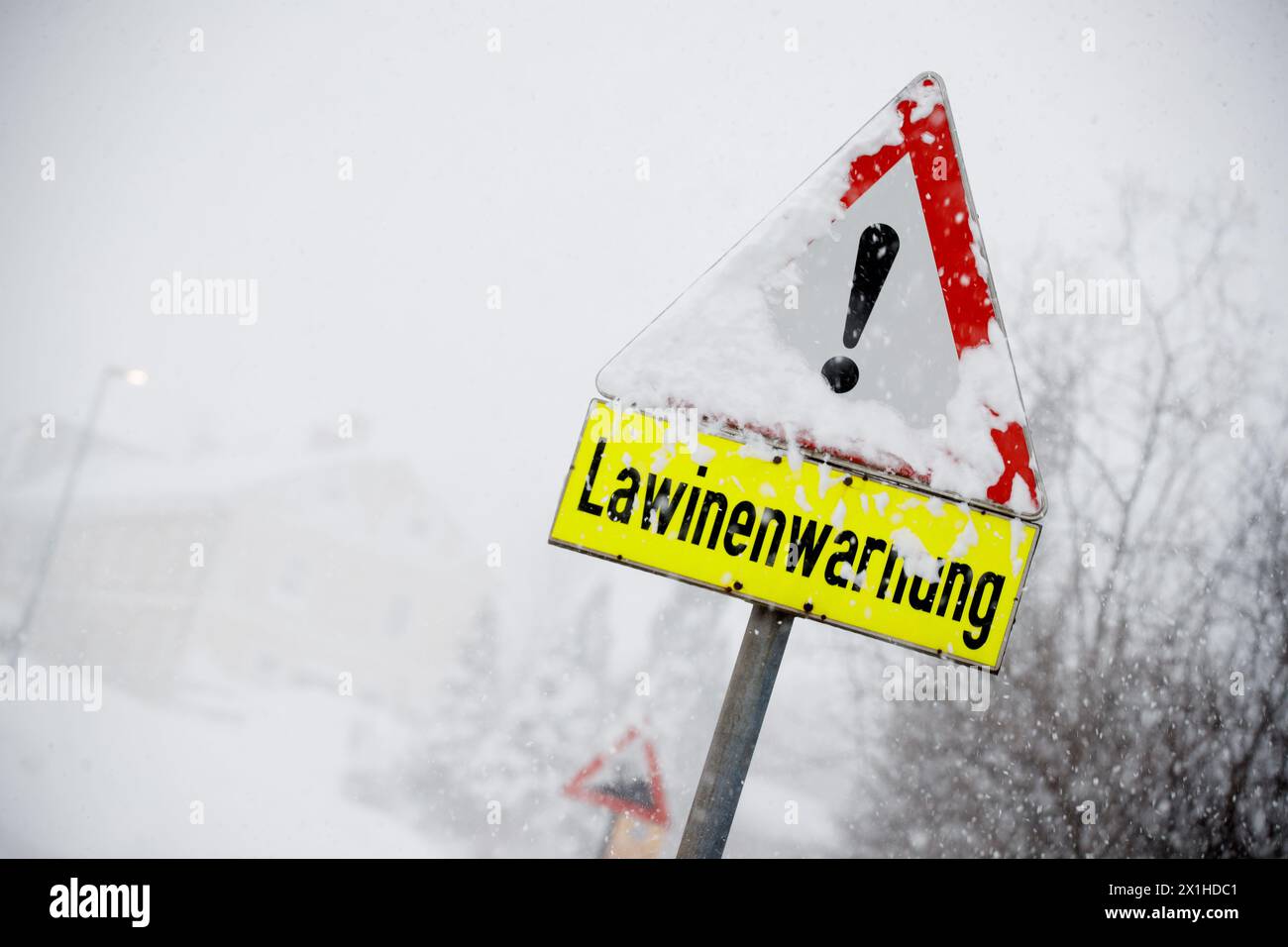 Feature - Heavy snowfall in Austria - An avalanche warning sign  after heavy snowfall in Vordernberg, Austria. Photographed 10 January 2019. - 20190110 PD1674 - Rechteinfo: Rights Managed (RM) Stock Photo