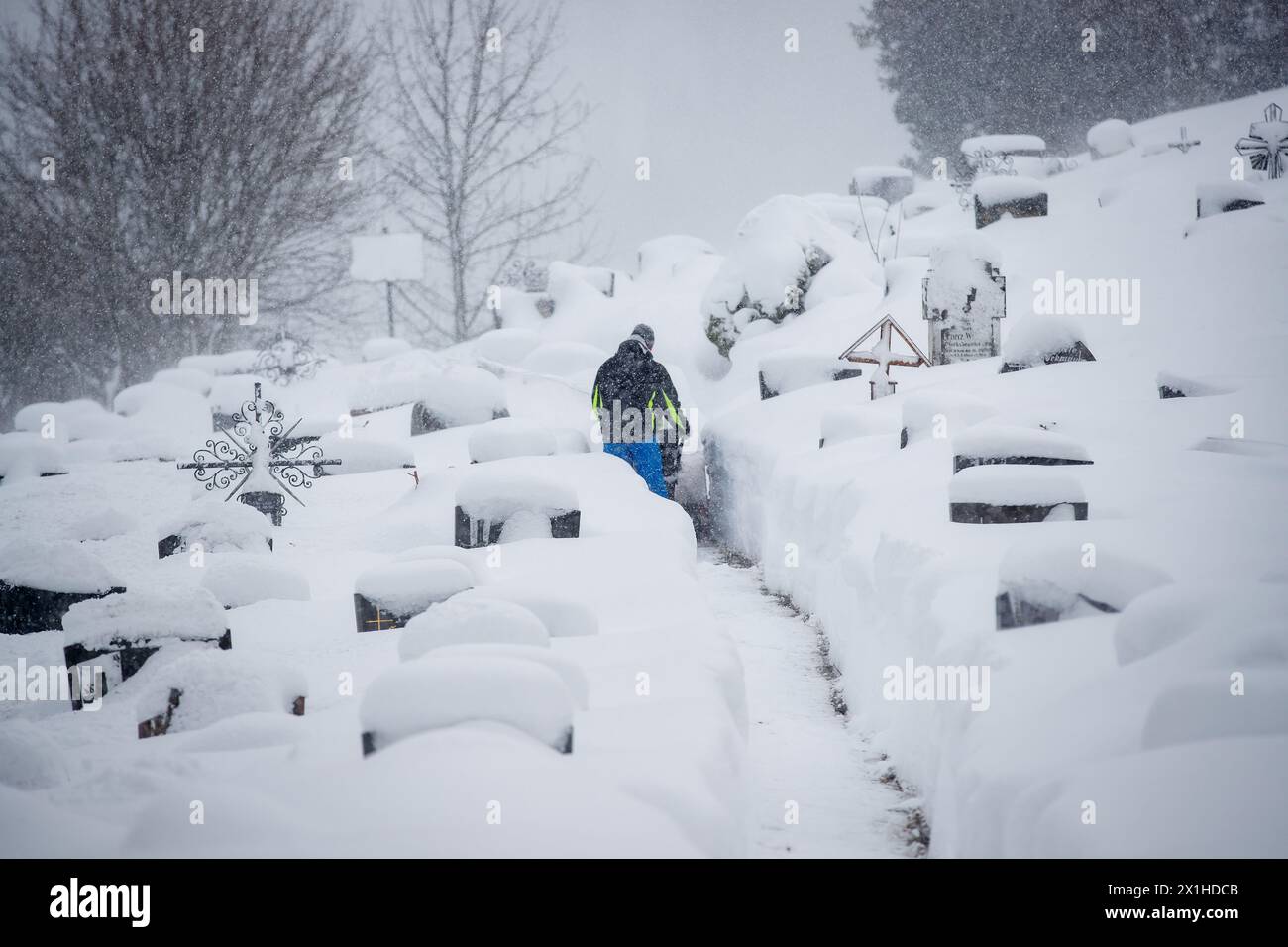 Feature - Heavy snowfall in Austria - Snow removal in a cemetary in Vordernberg, Austria. Photographed 10 January 2019. - 20190110 PD1709 - Rechteinfo: Rights Managed (RM) Stock Photo