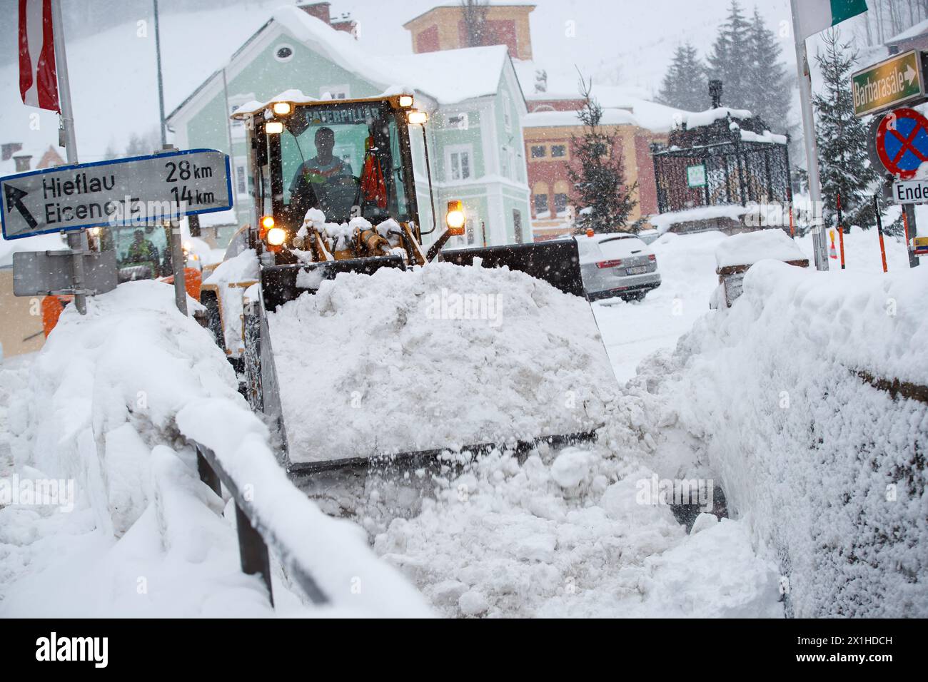 Feature - Heavy snowfall in Austria - A snow plow makes its way through the streets of Vordernberg, Austria. Photographed 10 January 2019. - 20190110 PD1714 - Rechteinfo: Rights Managed (RM) Stock Photo