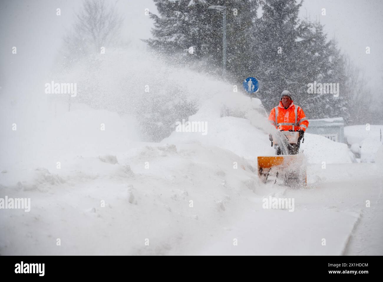 Feature - Heavy snowfall in Austria - Snow removal after heavy snowfall in Vordernberg, Austria. Photographed 10 January 2019. - 20190110 PD1678 - Rechteinfo: Rights Managed (RM) Stock Photo