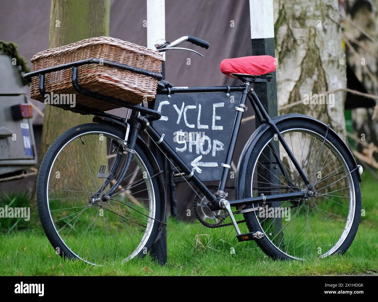 Bike basket cycle delivery hi res stock photography and images Alamy