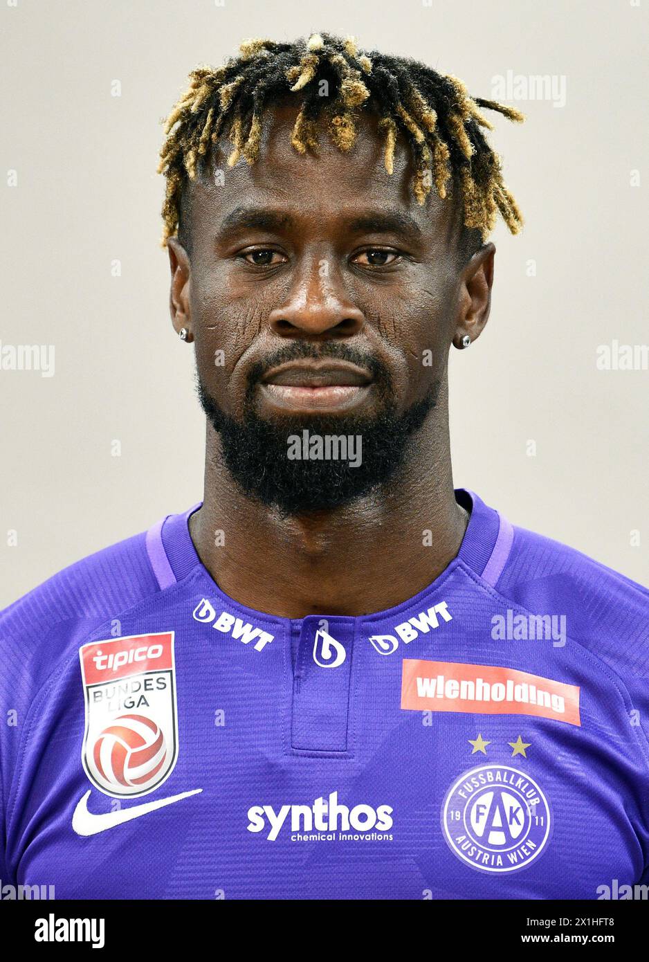 Porno odam ozini dildo bilan sikdi.