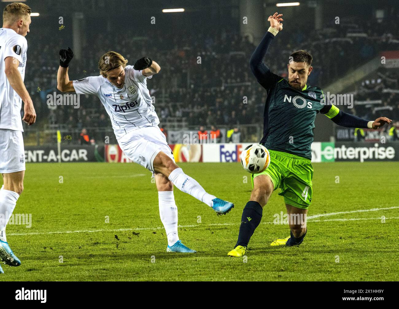 UEFA Europa League Group D football match between Linzer ASK (LASK) and Sporting CP Clube de Portugal  in Linz, Austria, on December 12, 2019. PICTURE:  Marko Raguz (LASK), Sebastian Coates (Sporting Clube de Portugal) - 20191212 PD10993 - Rechteinfo: Rights Managed (RM) Stock Photo