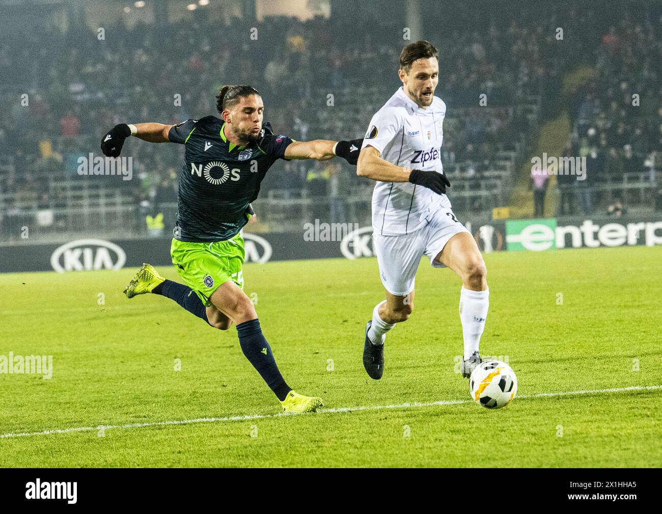 UEFA Europa League Group D football match between Linzer ASK (LASK) and Sporting CP Clube de Portugal  in Linz, Austria, on December 12, 2019. PICTURE:  Pedro Mendes (Sporting Clube de Portugal), James Holland (LASK) - 20191212 PD11353 - Rechteinfo: Rights Managed (RM) Stock Photo