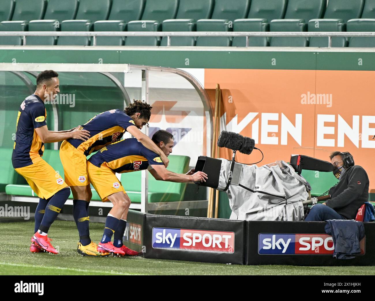 Zlatko Junuzovic (M/RBS) and teammates goal 6:1  during tipico Bundesliga match between SK Rapid Wien and Red Bull Salzburg in Vienna, Austria, on June 24, 2020. - 20200624 PD8540 - Rechteinfo: Rights Managed (RM) Stock Photo