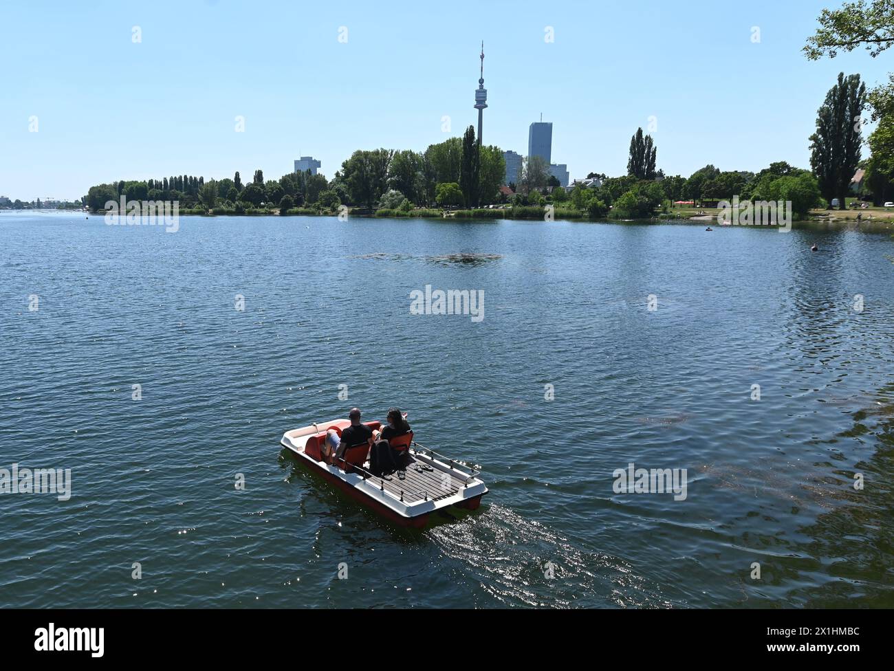 Illustration on the topics of weather / heat / summer. In the picture: Water sports enthusiasts taken on June 16, 2021, on the Old Danube in Vienna. - 20210616 PD2726 - Rechteinfo: Rights Managed (RM) Stock Photo
