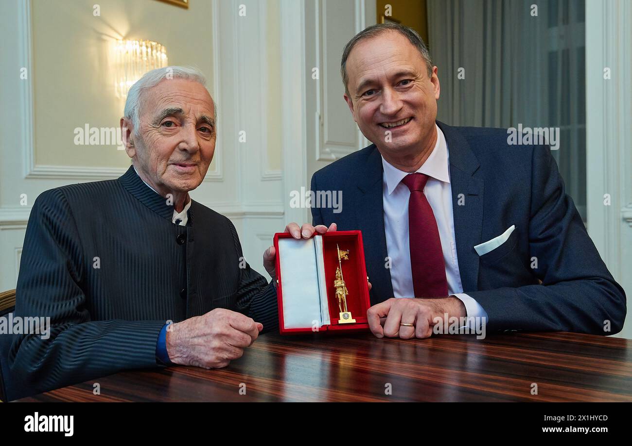 Chanson singer Charles AZNAVOUR receives the 'Golden Rathausmann', a Medal for Service to the City of Vienna from Andreas Mailath Pokorny, in Vienna, Austria, 8. December 2017. - 20171208 PD6871 - Rechteinfo: Rights Managed (RM) Stock Photo