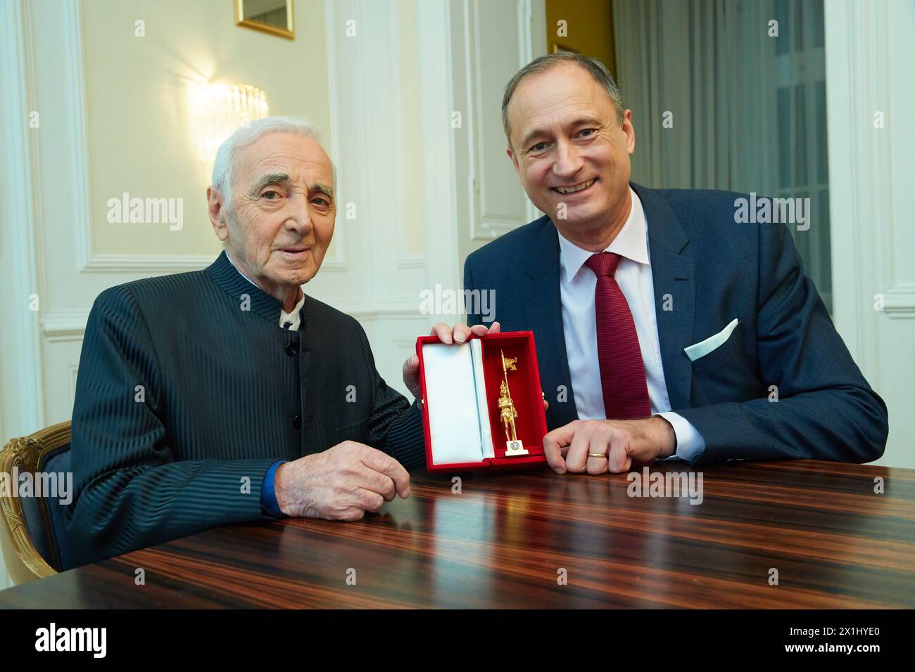 Chanson singer Charles AZNAVOUR receives the 'Golden Rathausmann', a Medal for Service to the City of Vienna from Andreas Mailath Pokorny, in Vienna, Austria, 8. December 2017. - 20171208 PD6860 - Rechteinfo: Rights Managed (RM) Stock Photo