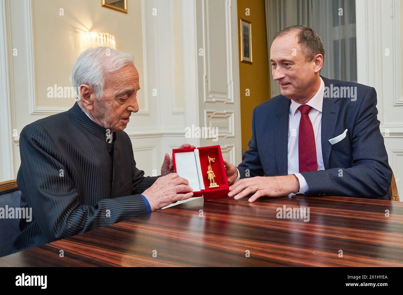 Chanson singer Charles AZNAVOUR receives the 'Golden Rathausmann', a Medal for Service to the City of Vienna from Andreas Mailath Pokorny, in Vienna, Austria, 8. December 2017. - 20171208 PD6923 - Rechteinfo: Rights Managed (RM) Stock Photo
