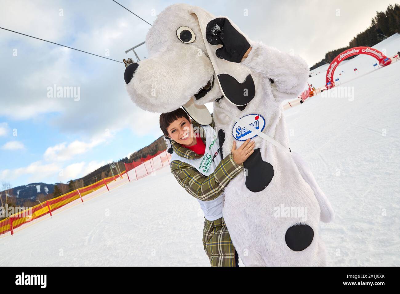 Celebrity charity ski race in Spital am Semmering, Austria, on 18 th January 2018. PICTURE:    Francine JORDI,   with Semmering mascot Semmi - 20190118 PD12293 - Rechteinfo: Rights Managed (RM) Stock Photo