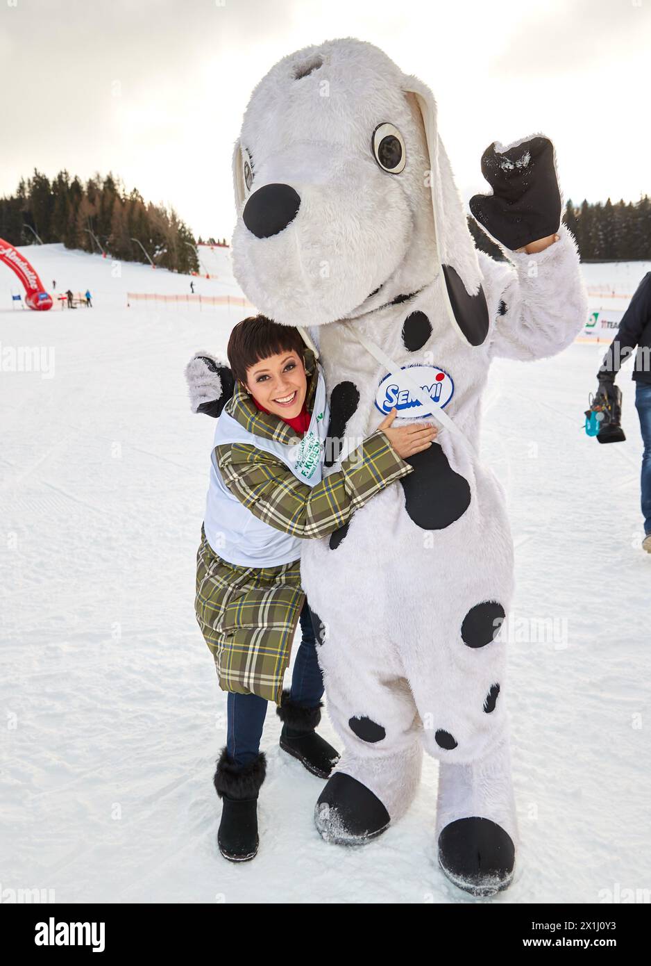 Celebrity charity ski race in Spital am Semmering, Austria, on 18 th January 2018. PICTURE:    Francine JORDI,   with Semmering mascot Semmi - 20190118 PD12291 - Rechteinfo: Rights Managed (RM) Stock Photo