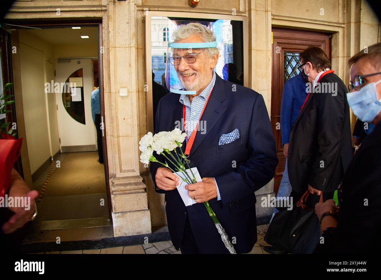 Placido DOMINGO is warmly received by his fans before the performance of 'Simon Boccanegra' at the Vienna State Opera in Vienna, Austria, on Sepember 9, 2020. - 20200909 PD14039 - Rechteinfo: Rights Managed (RM) Stock Photo
