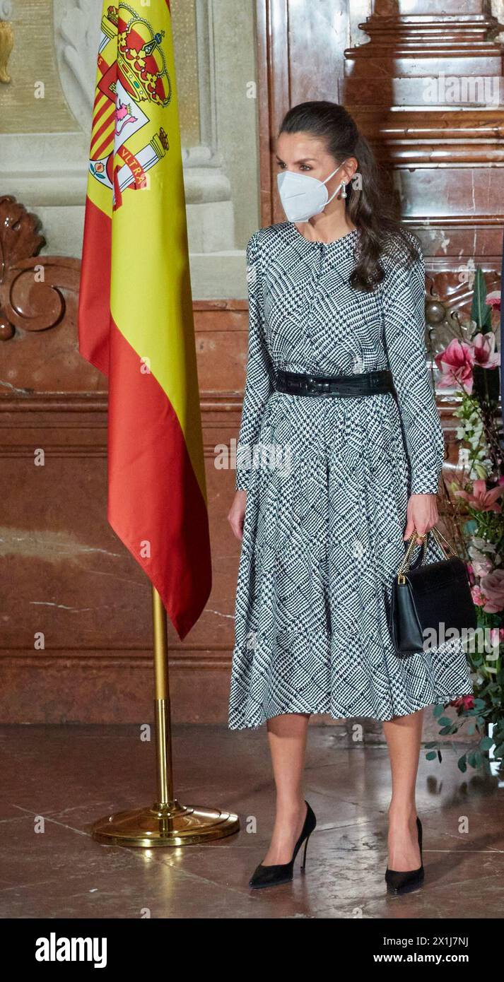 Prior the opening of the exhibition 'Dali-Freud, an Obsession' by the Spanish painter Salvator Dali in the Unteres Belvedere (Lower Belvedere) Museum in Vienna during the royal couple's visit in Vienna on January 31, 2022. PICTURE:    Spain's Queen Letizia - 20220131 PD5475 - Rechteinfo: Rights Managed (RM) Stock Photo