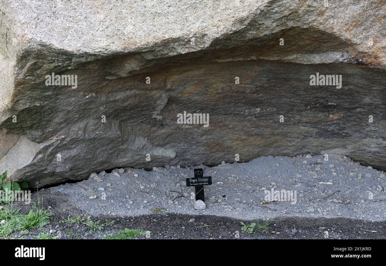 Neubrandenburg, Germany. 17th Apr, 2024. A cross stands at the giant 'Großer Stein' rock where the unconscious 13-year-old girl was found around ten months ago, who later died in hospital as a result of taking an ecstasy pill called 'Blue Punisher'. Now one of the suspected drug dealers, a 17-year-old from Altentreptow, is on trial. Credit: Bernd Wüstneck/dpa - ATTENTION: Last name of the girl pixelated for privacy reasons/dpa/Alamy Live News Stock Photo