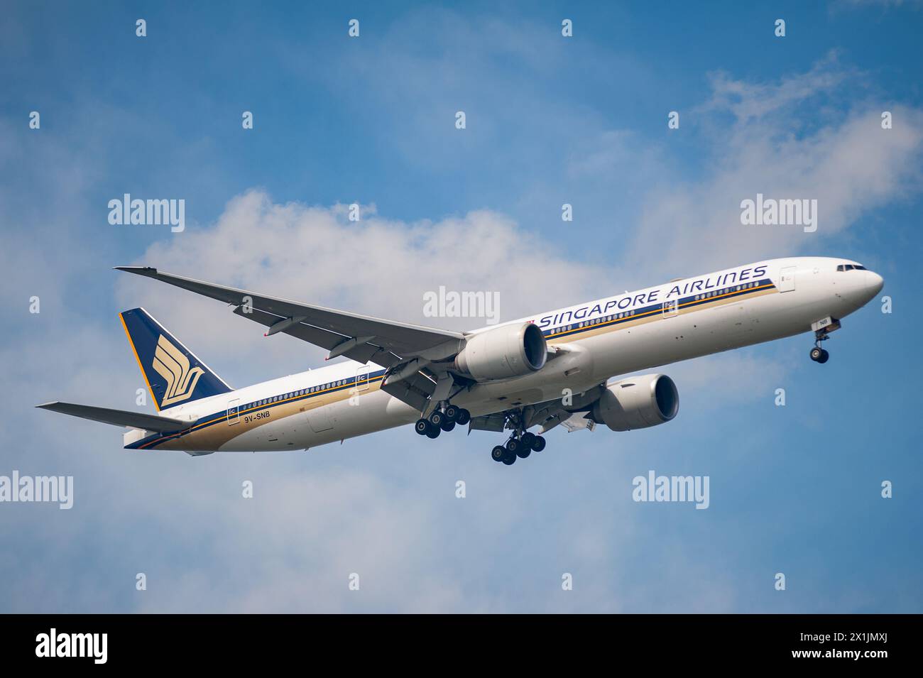 26.07.2023, Singapore, Republic of Singapore, Asia - A Singapore Airlines (SIA) Boeing 777-300 ER passenger aircraft with the registration 9V-SNB appr Stock Photo