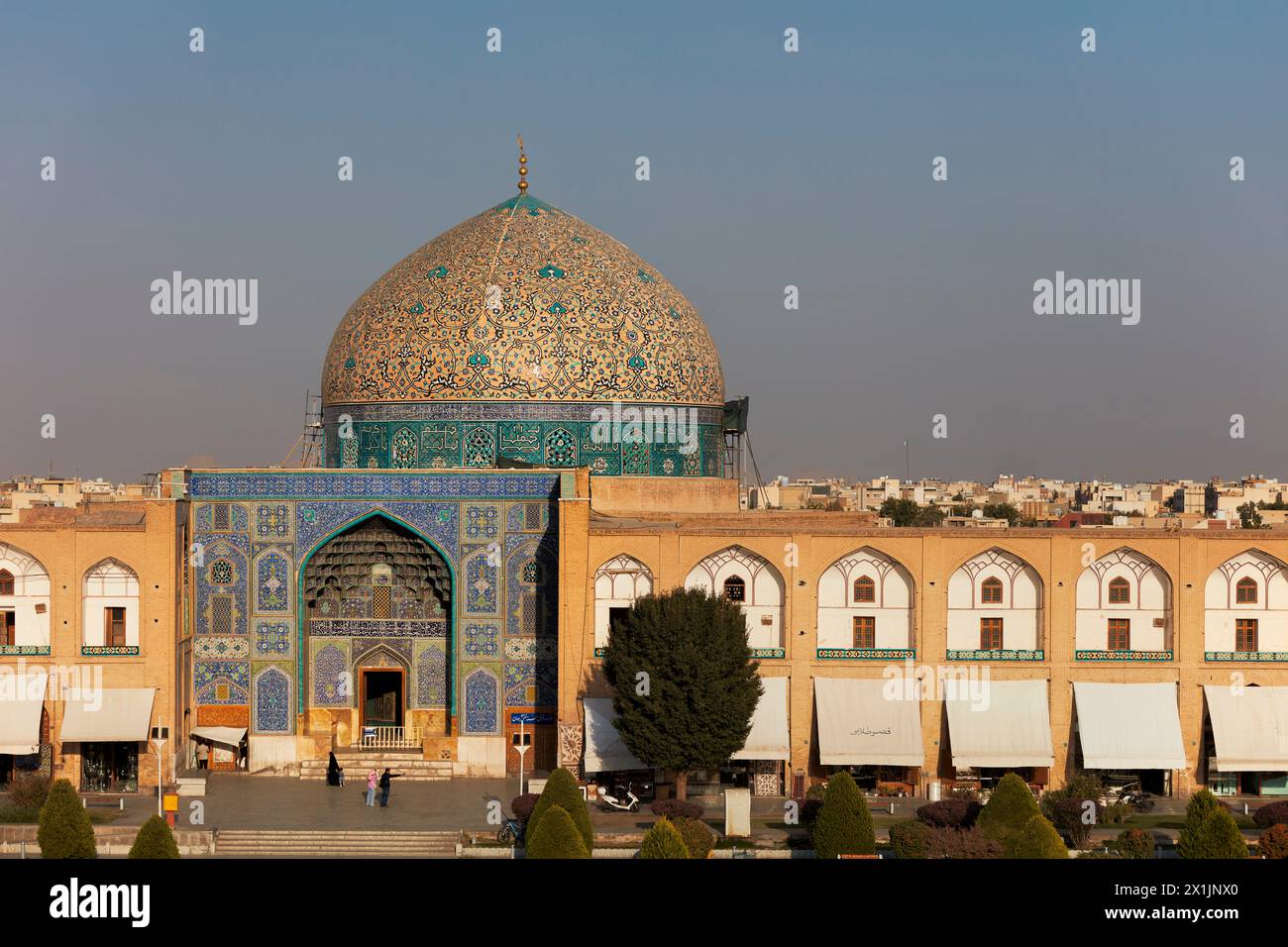 Elevated view of the Lotfollah Mosque from the upper terrace of the Ali Qapu Palace. Isfahan, Iran. Stock Photo
