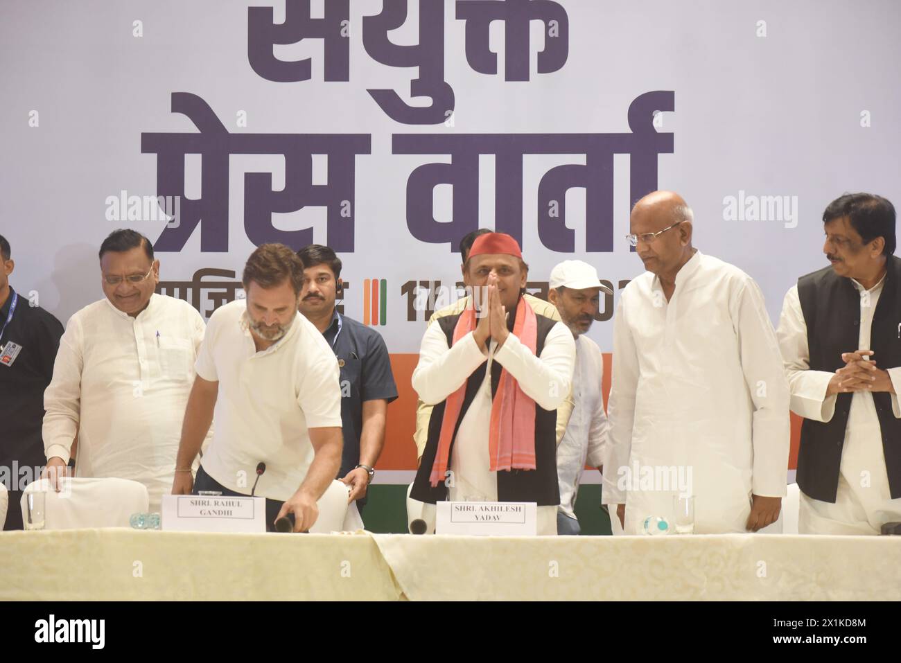 Gaziabad, Uttar Pradesh, India. 17th Apr, 2024. Samajwadi Party leader Akhilesh Yadav greets with folded hands as Congress party leader Rahul Gandhi with state party leader Avinash Pande come together for a joint press conference at Gaziababad in Uttar Pradesh. (Credit Image: © Sondeep Shankar/Pacific Press via ZUMA Press Wire) EDITORIAL USAGE ONLY! Not for Commercial USAGE! Stock Photo