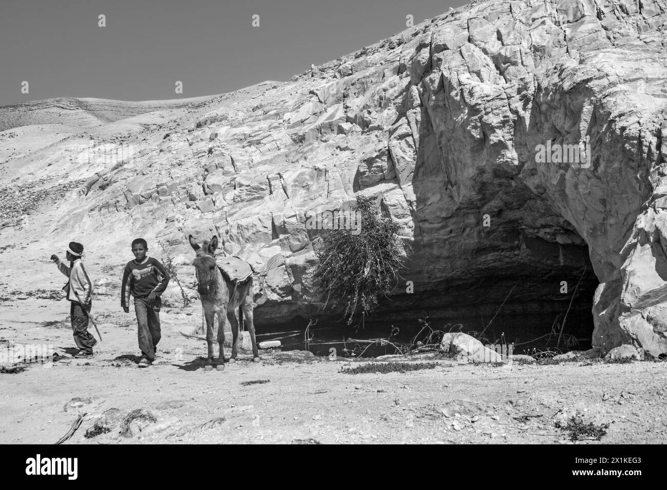 Desert bedouin woman children hi-res stock photography and images - Alamy