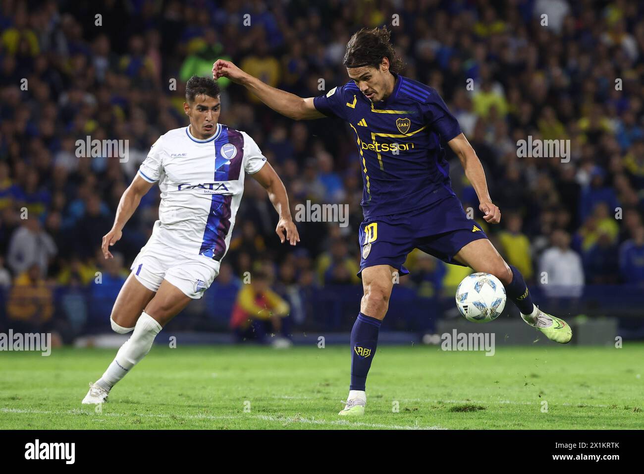 Boca Juniors' Uruguayan forward Edinson Cavani (R) controls the ball