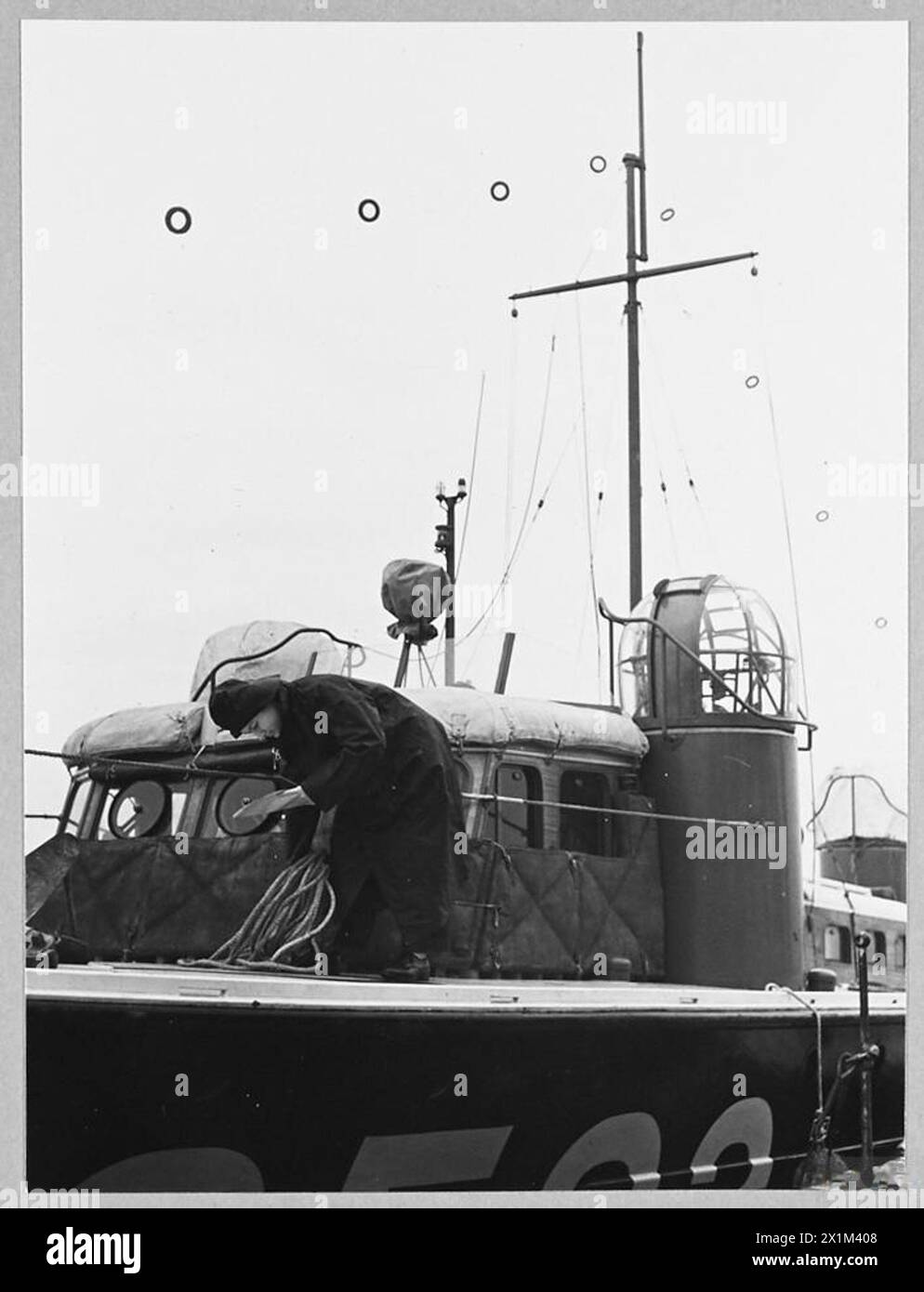 AIRWOMEN AFLOAT : W.A.A.F. CHECK R.A.F. BOATS - For introduction see CH ...