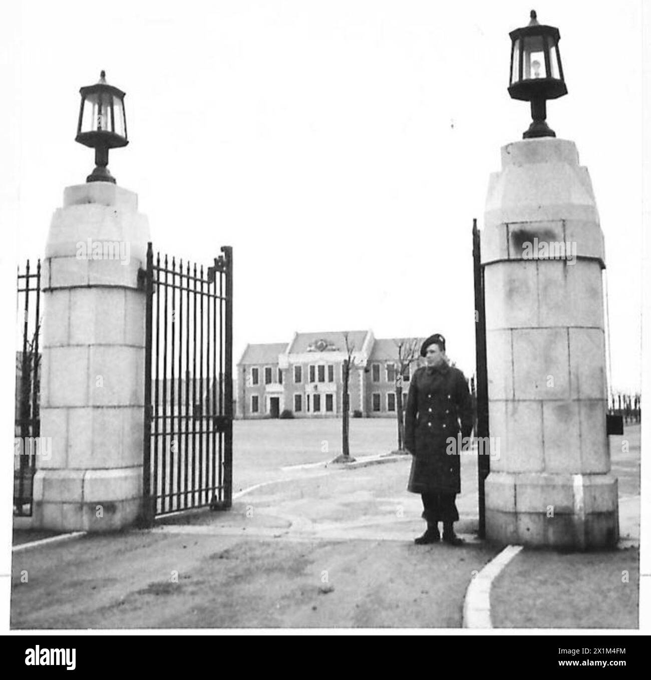 THE GORDON HIGHLANDERS - General view of Depot, showing the main Gate and a Guard, British Army Stock Photo