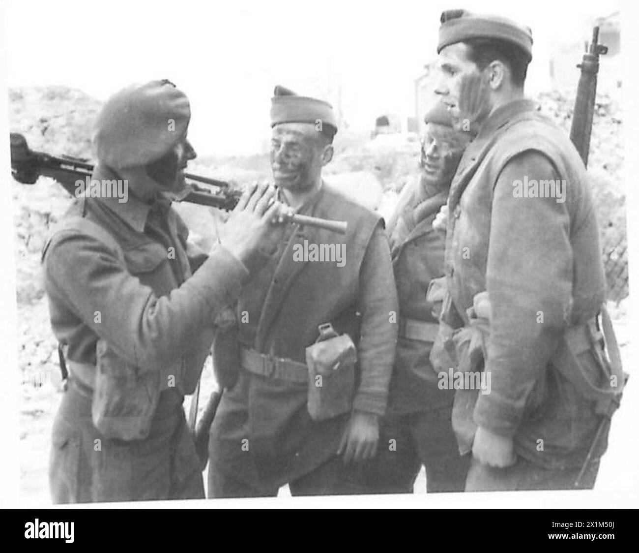 THE BRITISH ARMY IN NORTH AFRICA, SICILY, ITALY, THE BALKANS AND AUSTRIA 1942-1946 - These men with black faces are - left to right:- Rfn. Levell, Joel, Ockleston and B.Buchanan, British Army Stock Photo
