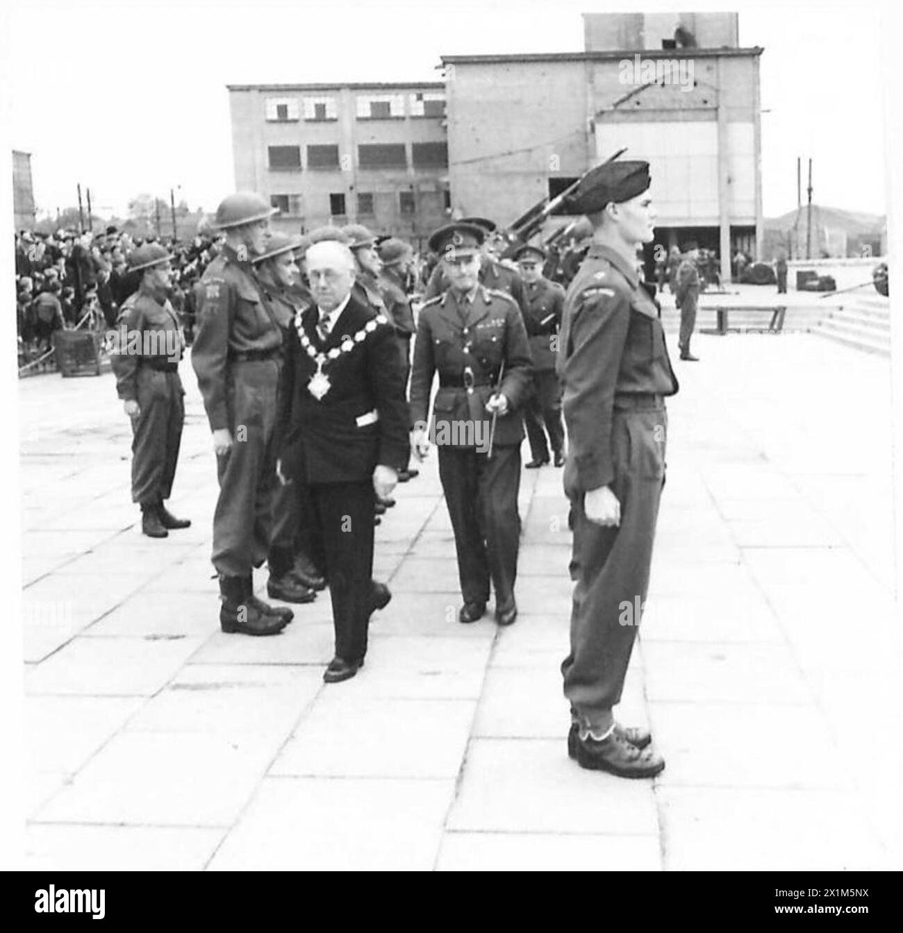 'SALUTE THE SOLDIER' WEEK AT ERITH - General Sir F.A. Pile and the Mayor of Erith inspecting a guard of honour of Home Guard, British Army Stock Photo