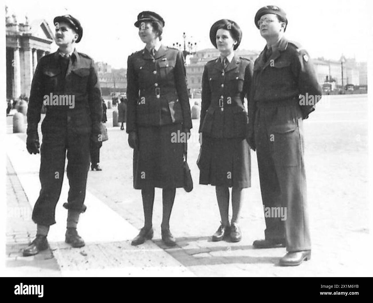 AMERICAN FIELD SERVICE WITH THE EIGHTH ARMY - Left to right:- Hoyt Harman of Albany, N.Y., USA., Sister G.H.I. Salter of Norfolk, England, Sister V.J. Davis of Swansea, S.Wales Tom Webber of Arkansas, USA. In the forecourt of St. Peter's Church, Rome, they admire the facade of the world-famous Church, British Army Stock Photo