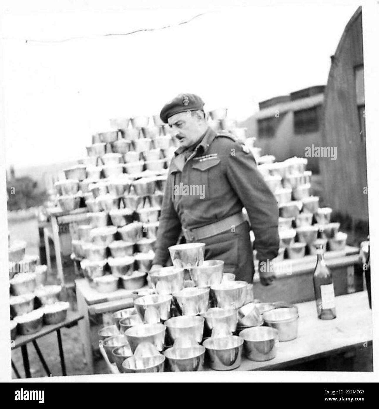 NORTH AFRICACHRISTMAS PUDDINGS FOR THE TROOPS - Brigadier Hinde passing tables stacked with Christmas puddings ready for their turn in the cooking pot, British Army Stock Photo