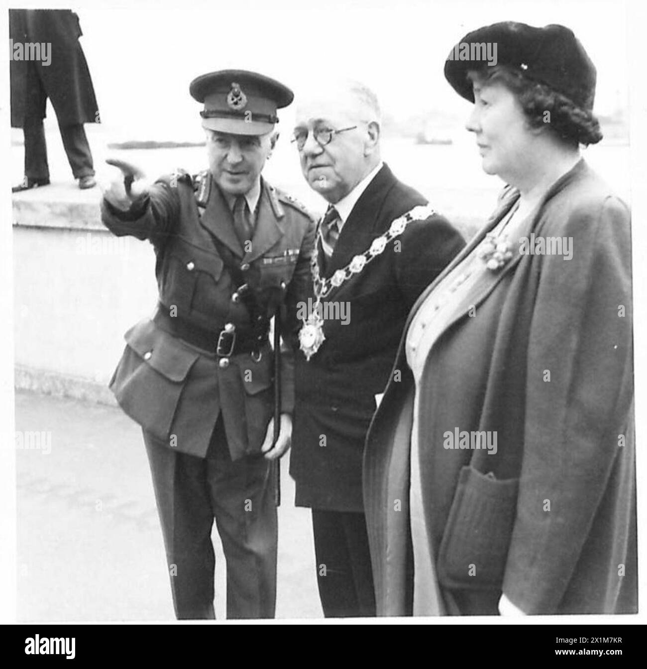 'SALUTE THE SOLDIER' WEEK AT ERITH - General Sir F.A. Pile shows the Mayor and Mayoress of Erith some of the features of the A.A. demonstration, British Army Stock Photo