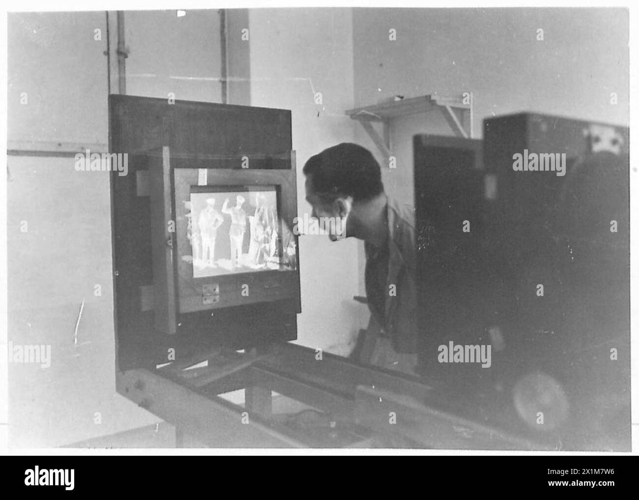 THE ARMY FILM AND PHOTOGRAPHIC UNIT - Enlarger of various types are housed in different rooms, each of which is completely equipped with washing and developing facilities, British Army Stock Photo