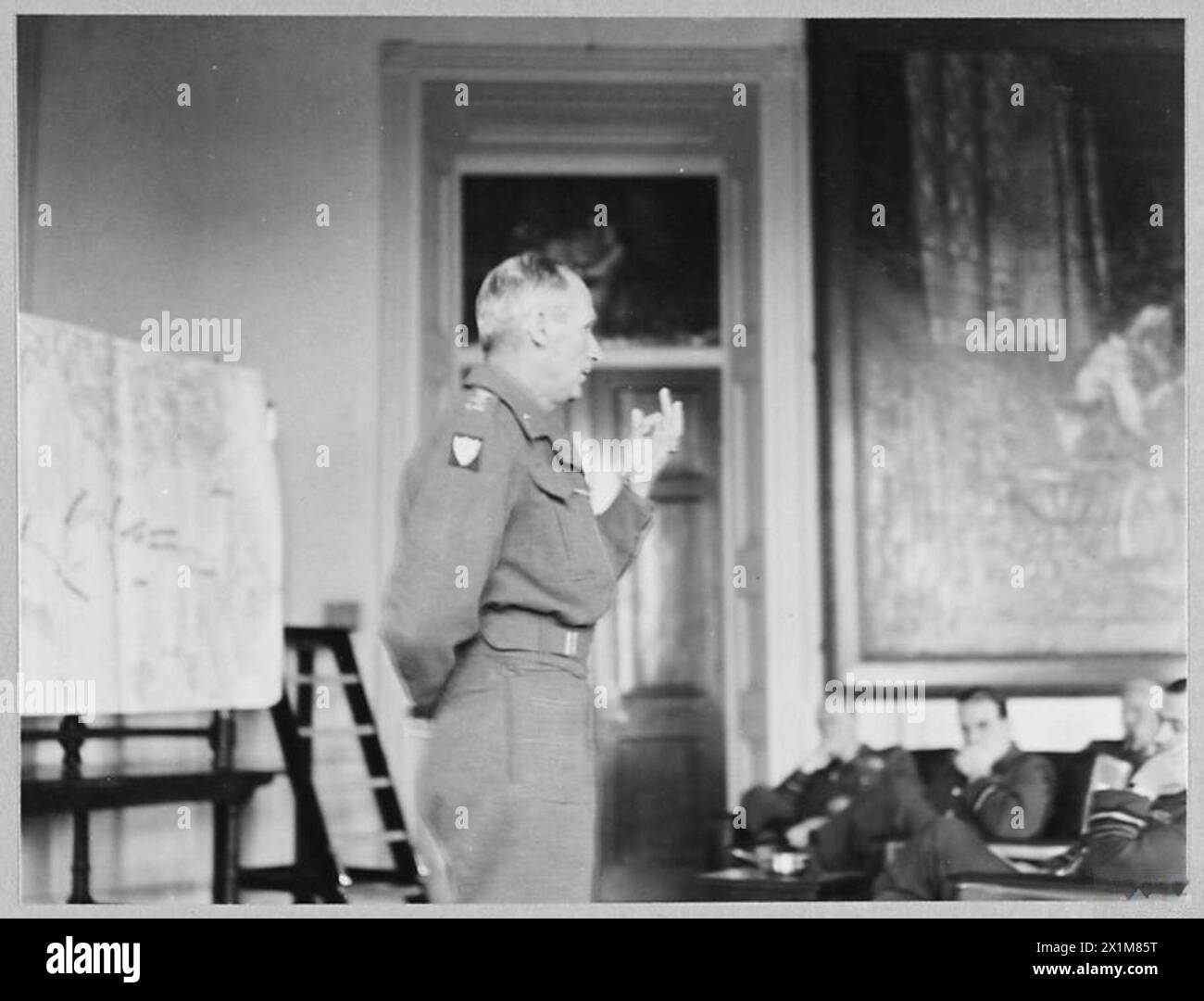 GENERAL MONTGOMERY TELLS R.A.F. OFFICERS ABOUT AFRICA VICTORIES : - 10604. Standing before a large map of North Africa, General Sir Bernard Montgomery, lectures on the victorious North African campaign, Royal Air Force Stock Photo