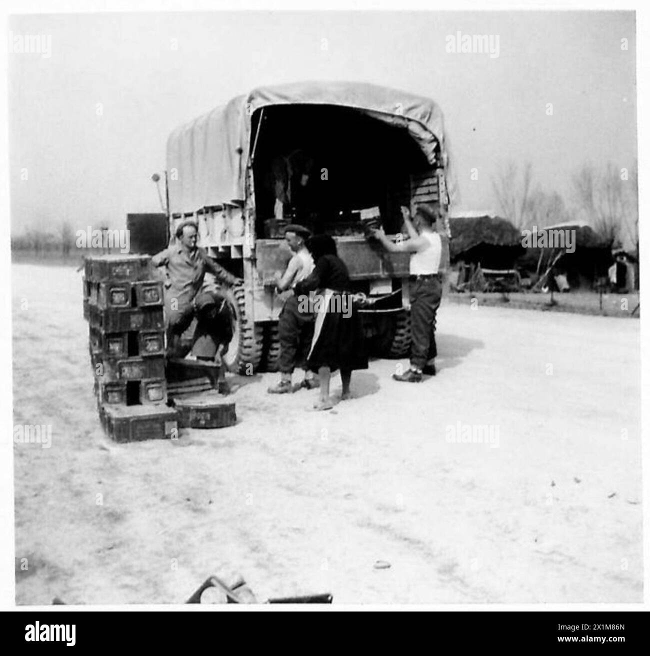 Italian army soldiers loading hi-res stock photography and images - Alamy