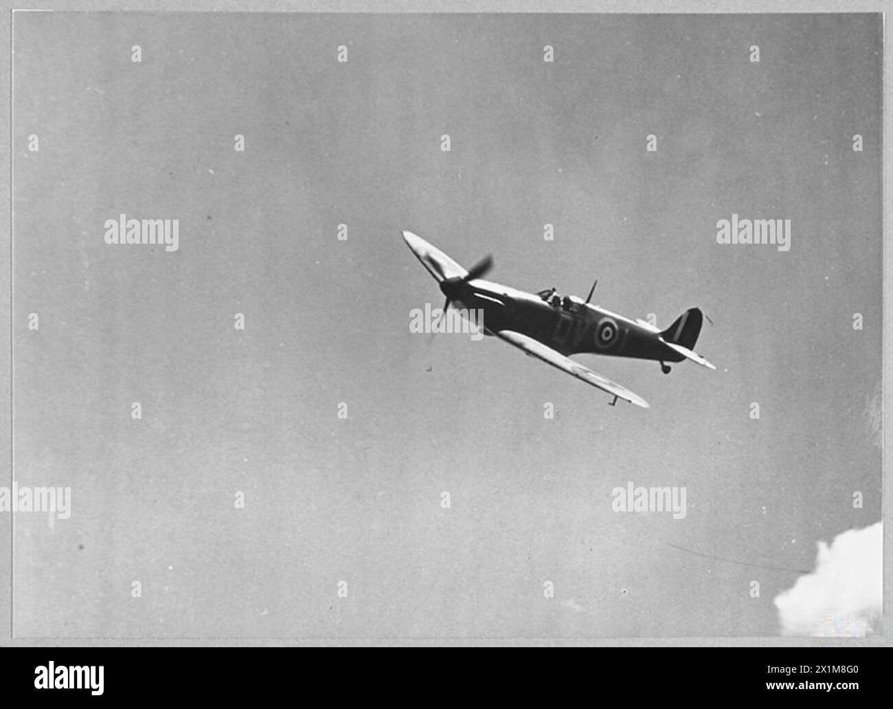 THE BATTLE OF BRITAIN 1940 - Spitfire Mk 1a X4474 QV-I of No. 19 Squadron in flight, and banking to port, Royal Air Force, 19 Squadron Stock Photo