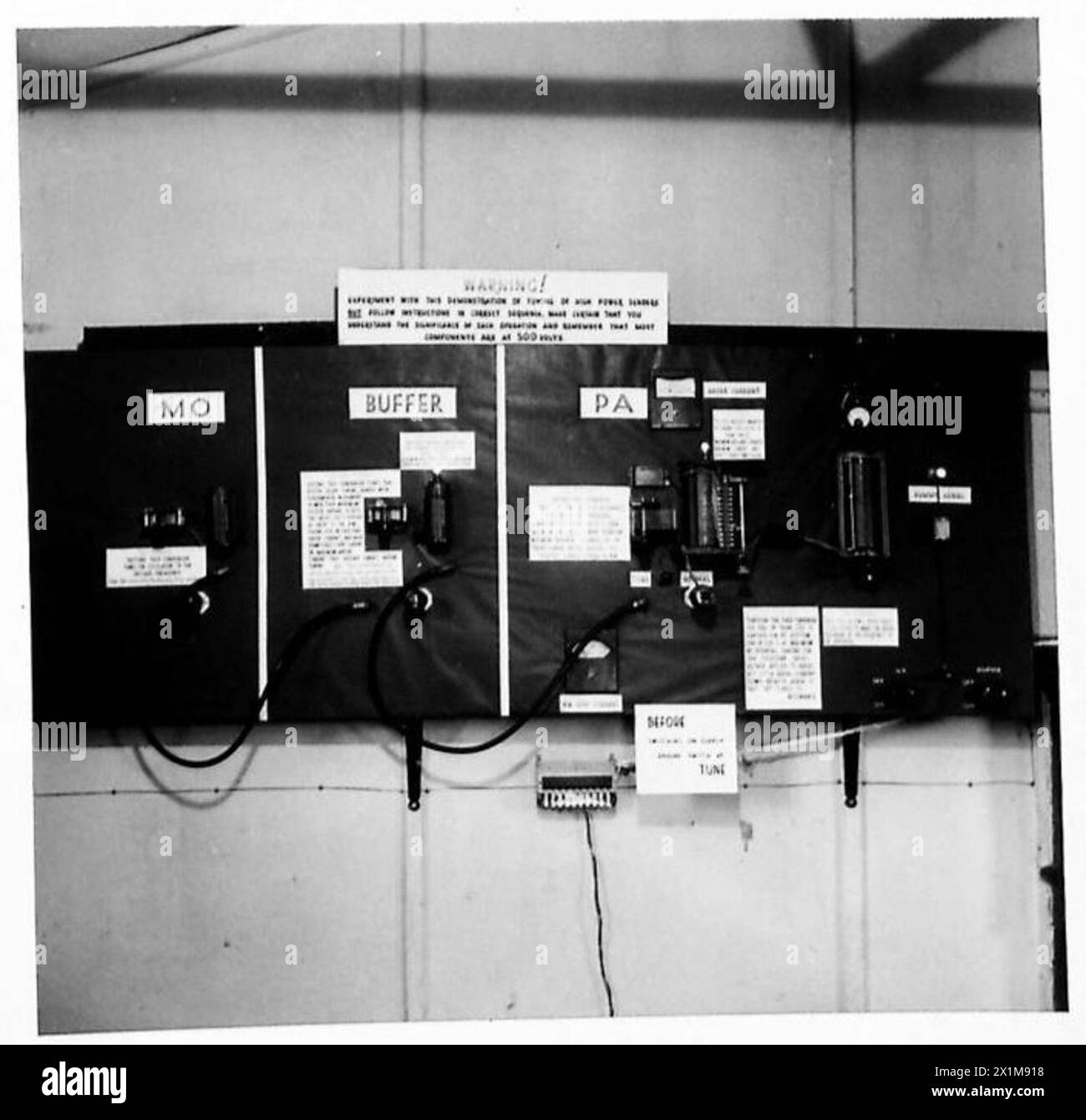 O.C.T.U.SIGNALS CENTRE AT CATTERICK - Model of high power wireless set, British Army Stock Photo