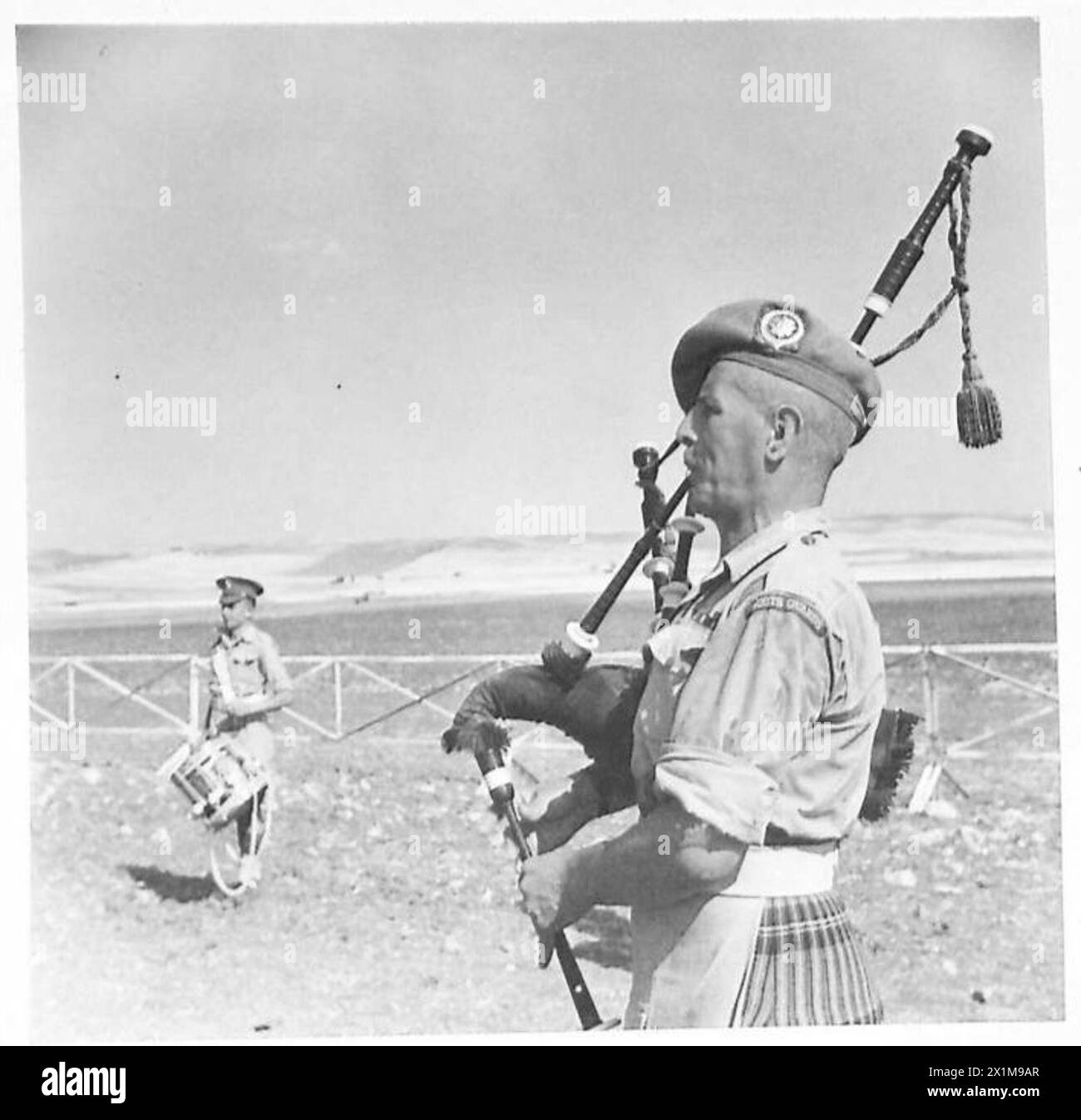 N. AFRICA (BEJA) RACE MEETING - Pipers of the 1st Bn. Scots Guards entertain the crowd between races, British Army Stock Photo