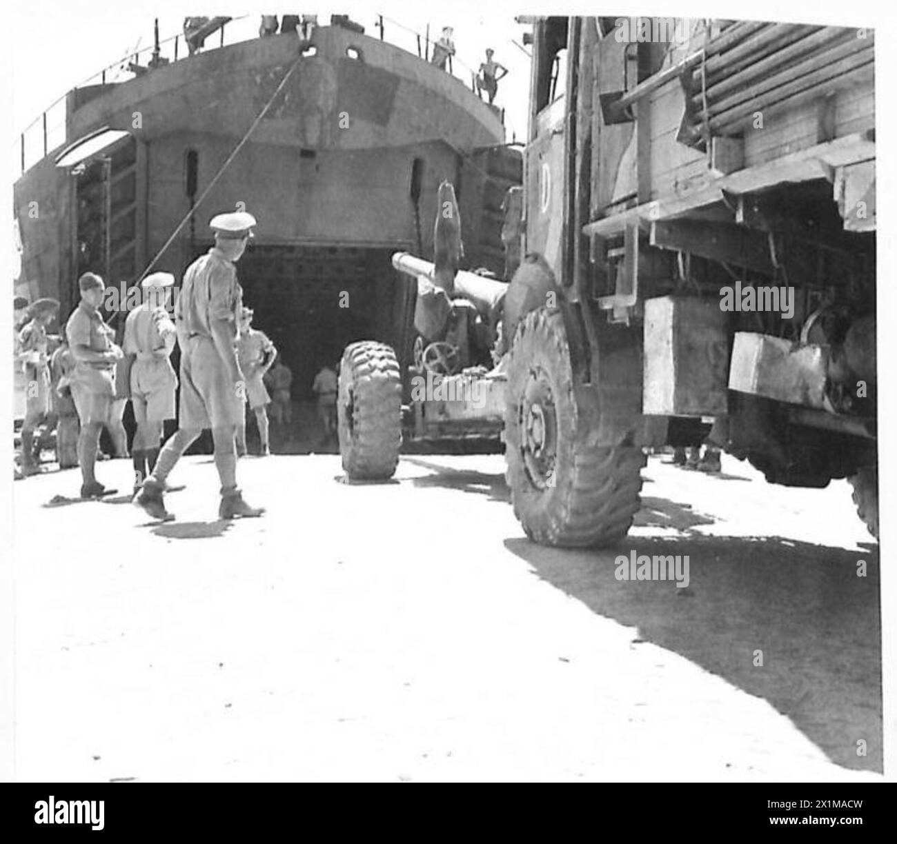 INVASION OF ITALY - Artillery going aboard Landing Craft , British Army Stock Photo