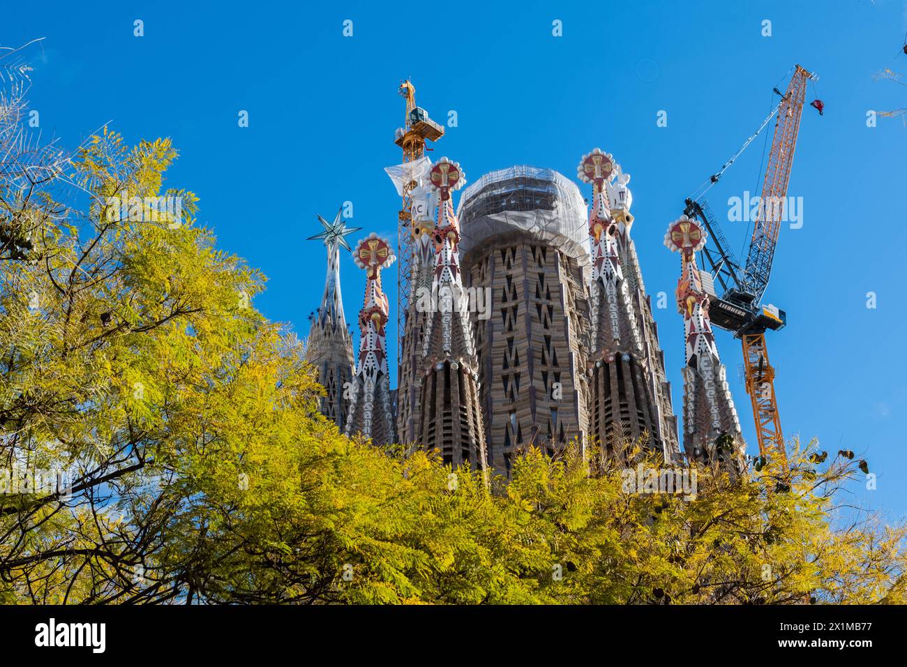 Türme der im Bau befindlichen Basalika Sagrada Familia, römisch-katholische Basilika von Antoni Gaudi in Barcelona, Spanien Barcelona Katalonien Spani Stock Photo