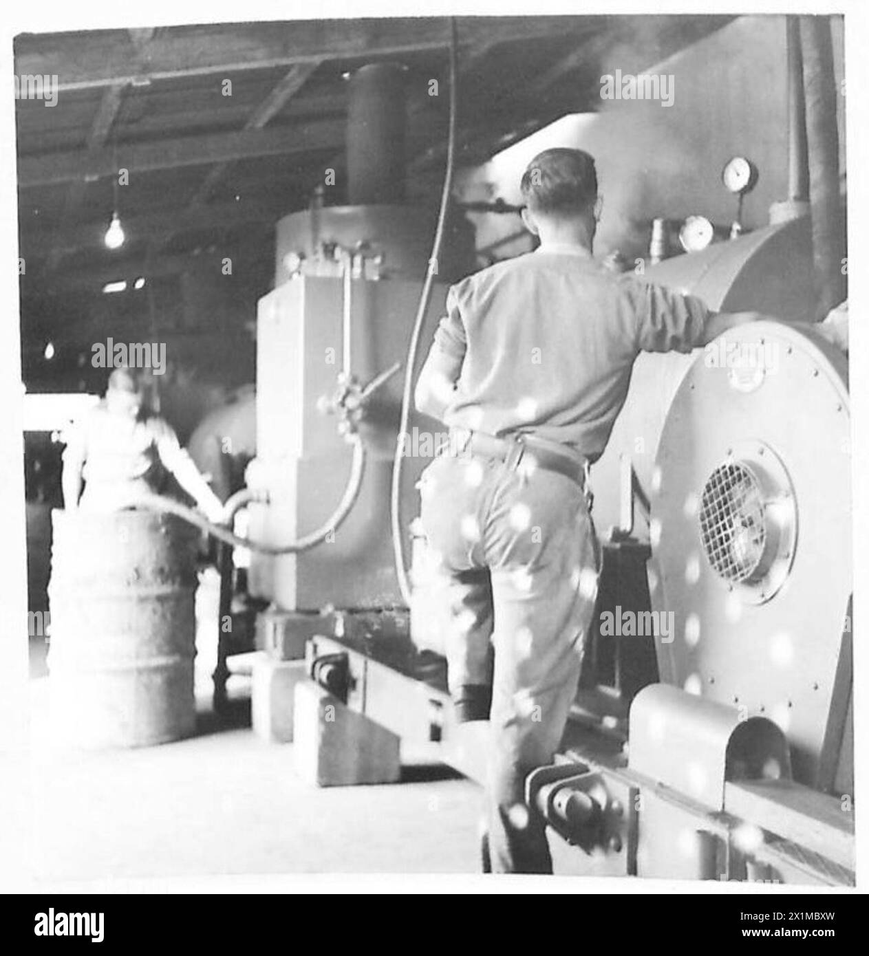 NORTH AFRICAARMY LAUDNRY SERVICENO.1 BASE HOSPITAL LAUNDRY - Pte. G. Cooper of 23 Felixstowe Road, Edmonton, London, a boilerhouse operator, British Army Stock Photo